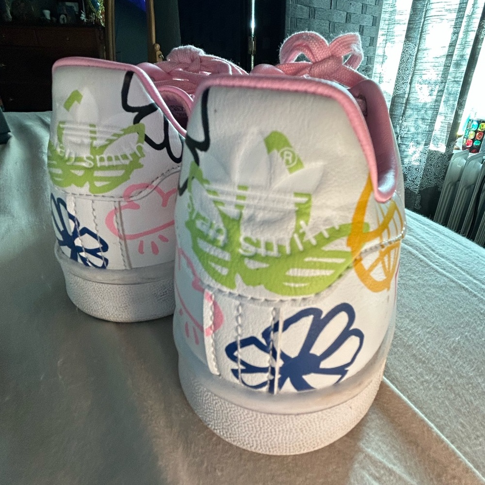 Adidas White and Pink Sneakers with Minimalist Design - Picture 5 of 8
